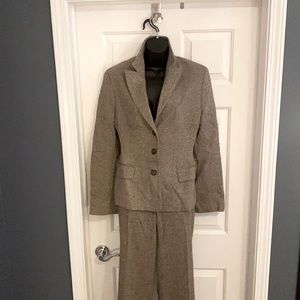 Banana Republic wool suit. Jacket 10 / pants 6